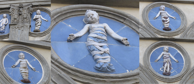 Krek werk: De Tondi van Andrea Della Robbia vijf afbeeldingen van verschillende geemailleerde tondi van Andrea della robbia waarop de weeskindertjes gehuld in een omslagdoek met witte zwachtels staan afgebeeld tegen een blauwe achtergrond