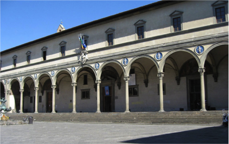 Krek werk: Ospedale di S Maria degli Innocenti met tondi van Andrea Della Robia Ospedale di S Maria degli Innocenti met boven tussen de bogen van het witte gebouw de tondi van Andrea Della Robbia
