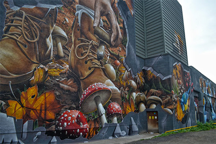 Werk van Smug in Glasgow Muurschildering met natuur. Paddestoelen, planten en afgevallen bladeren in de hersft