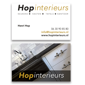 visitekaartjes Hop Interieurs door Krekwerk Visitekaartjes met zwart en goud geel voor Hop Interieurs. Op achterkant een keuken, schuin gefotografeerd