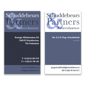 concept van beeldend typografisch visitekaartje voor een notariskantoor voor- en achterzijde van een concept vistekaartje voor een notariskantoor in verschillende blauwschakeringen
