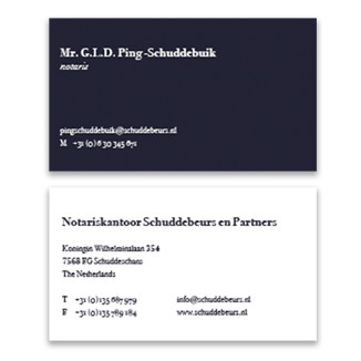functioneel typografisch visitekaartje voor een notariskantoor in donkerblauw en wit functioneel typografisch visitekaartje voor een notariskantoor in donkerblauw en wit
